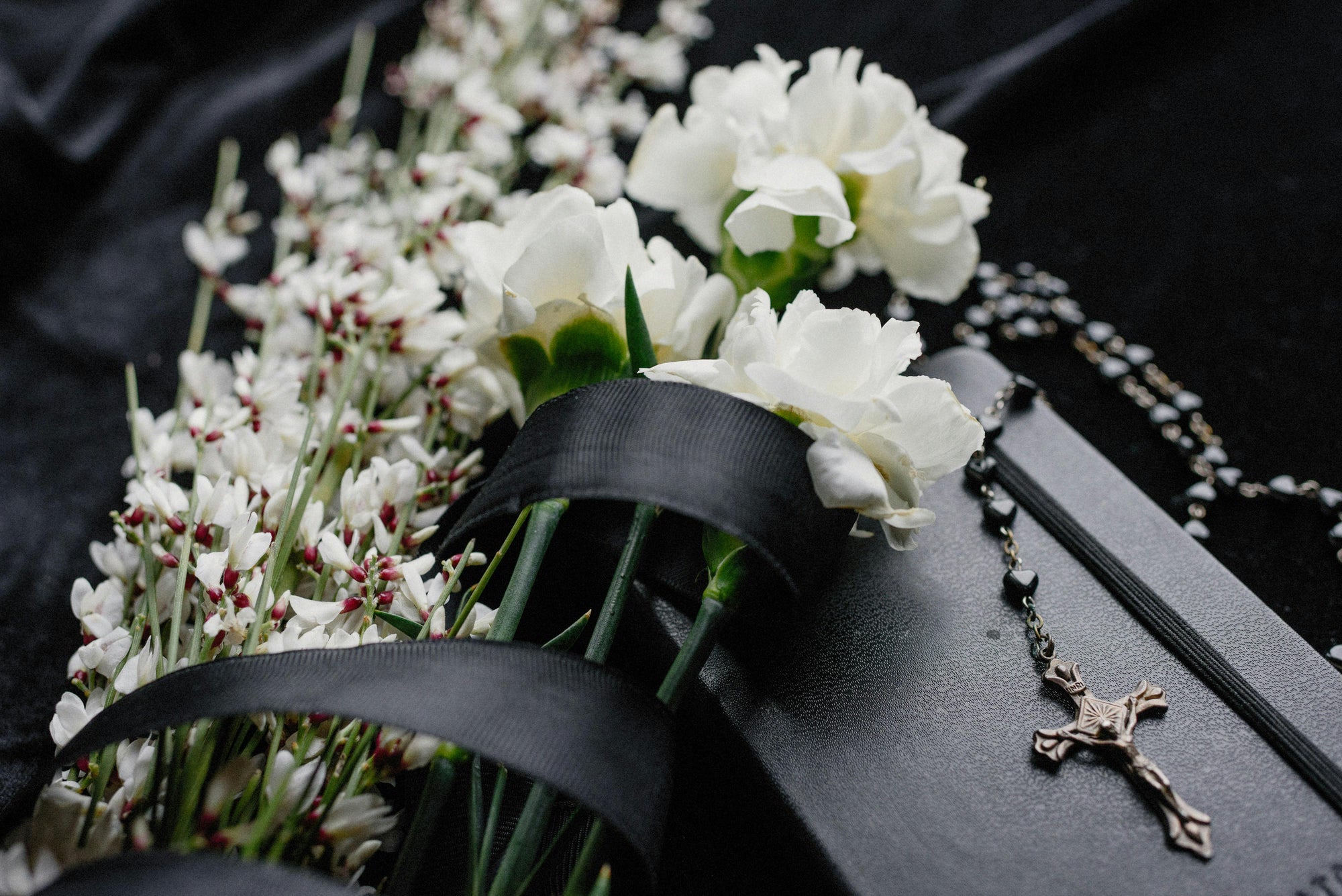 Honoring Life After Loss: What is The Difference Between A Funeral Service and Memorial Service? - GNight Fetcher